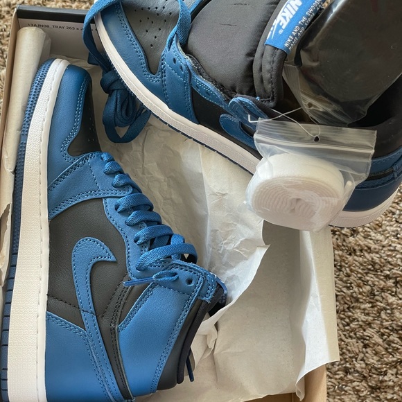 air jordan 1 mid hibbett sports